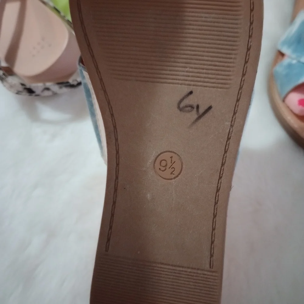 Like new condition sandals shoes for women size 9.5